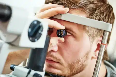 Problemas de Retina: Sinais de doenças da retina, como descolamento e retinopatia.